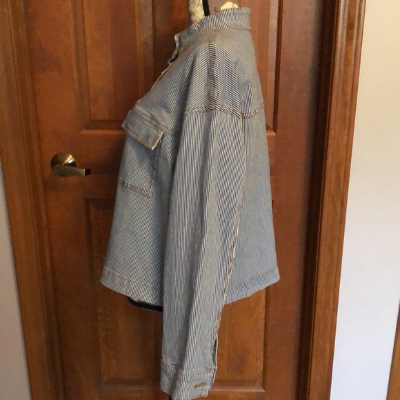 NWT Universal Thread boxy striped jean jacket with band collar and chest pockets - Picture 2 of 13